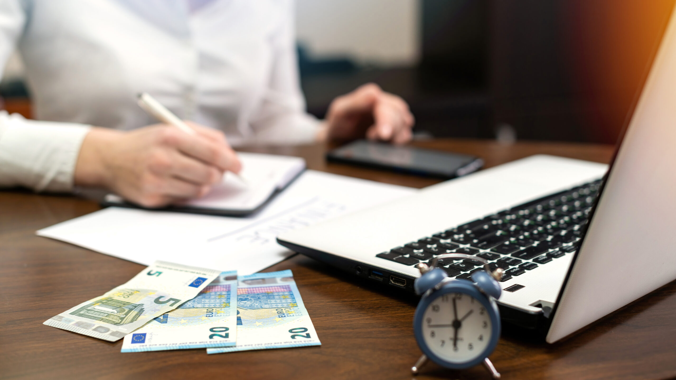 finances-laptop-clock