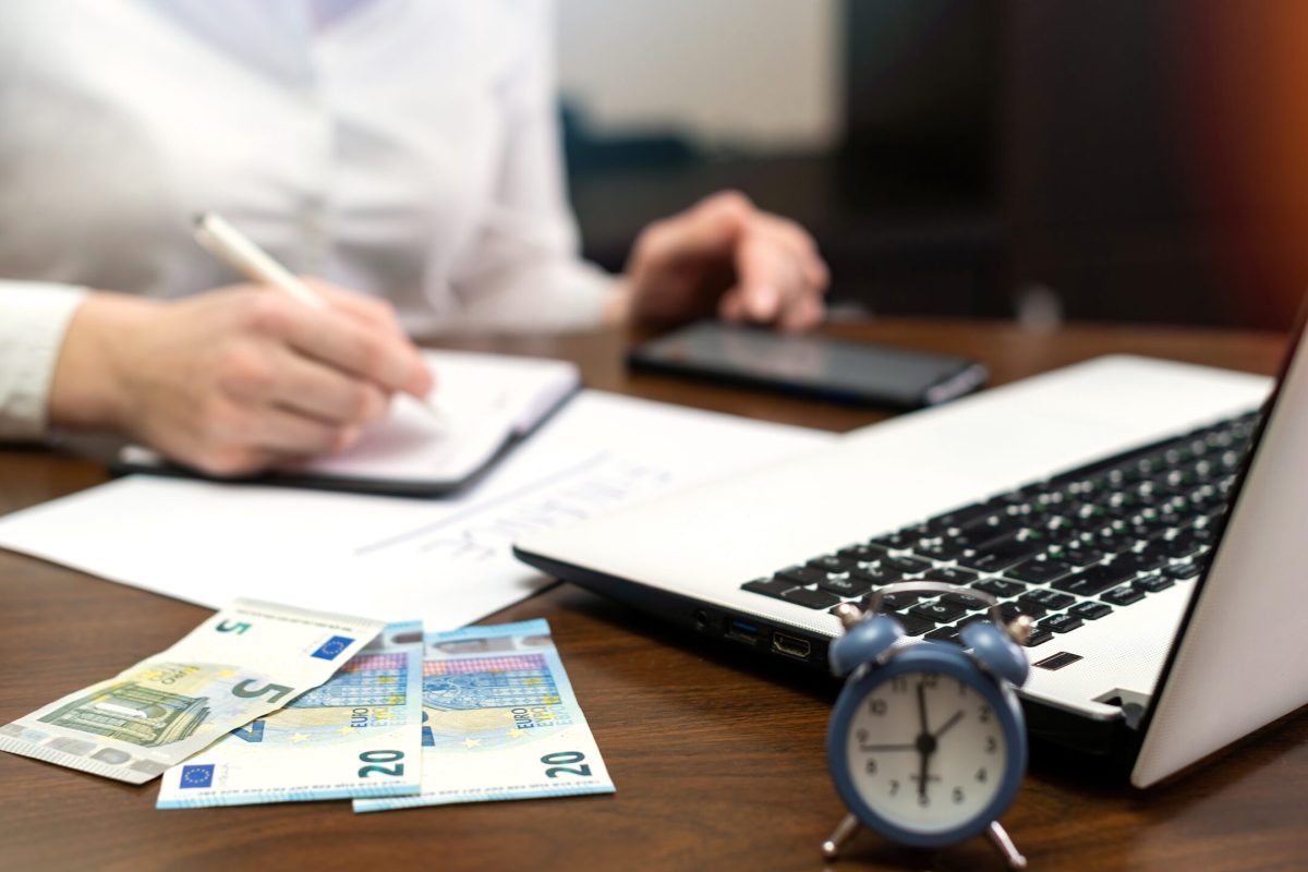 finances-laptop-clock